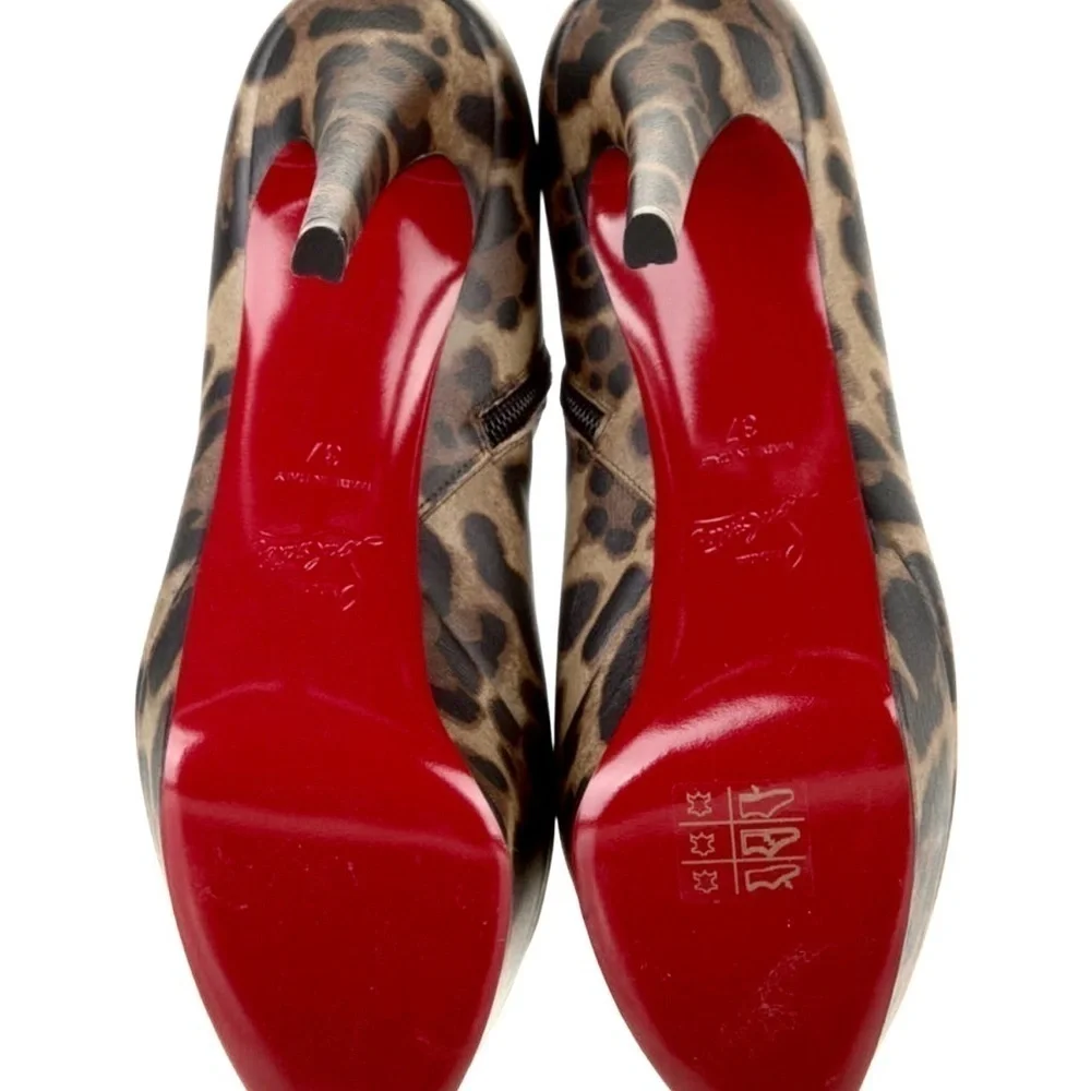 Christian Louboutin Leopard print kid leather ankle bootie. EU37kid leather.